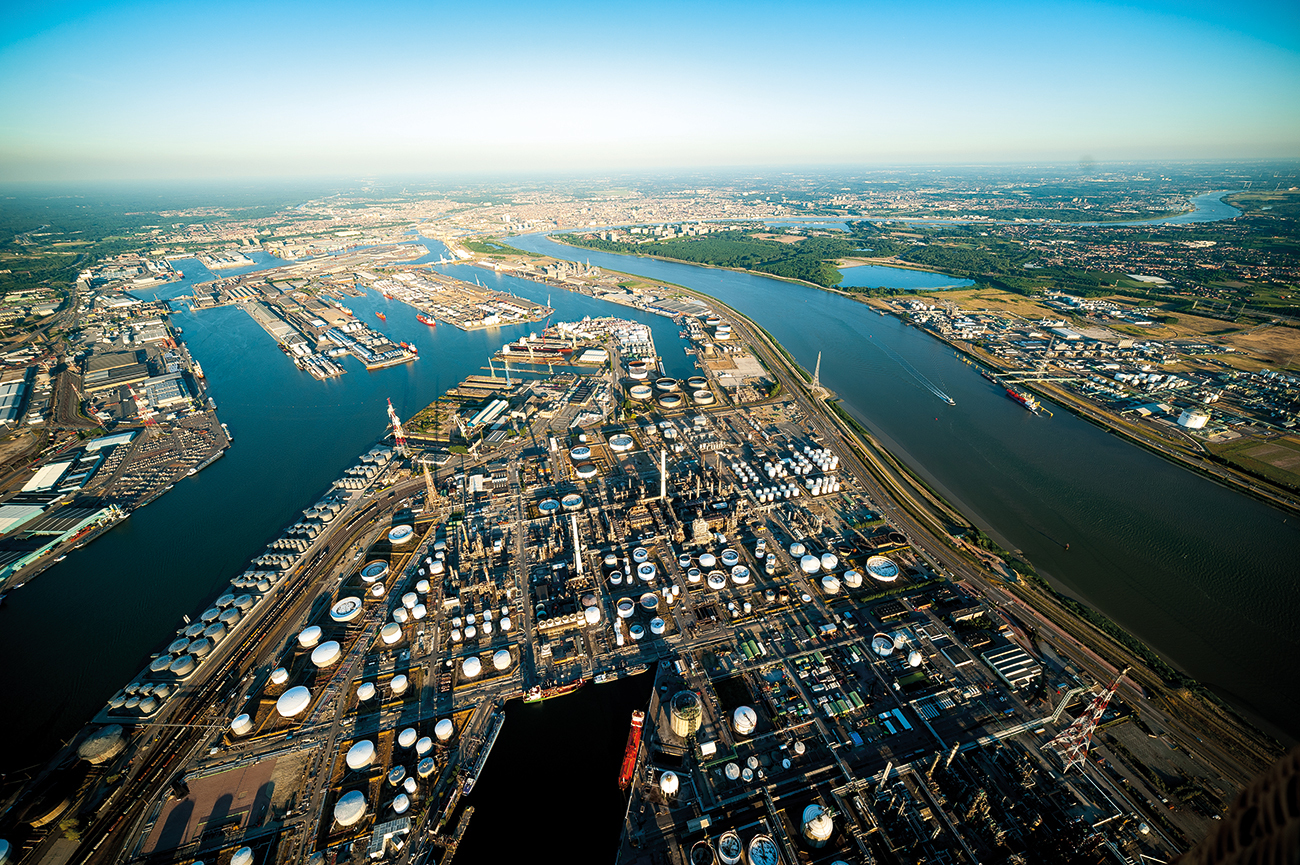 ⚓️ How Port of Antwerp went from cargo-volume stagnation to digital-growth leader — the transformation blueprint 🚀🌊