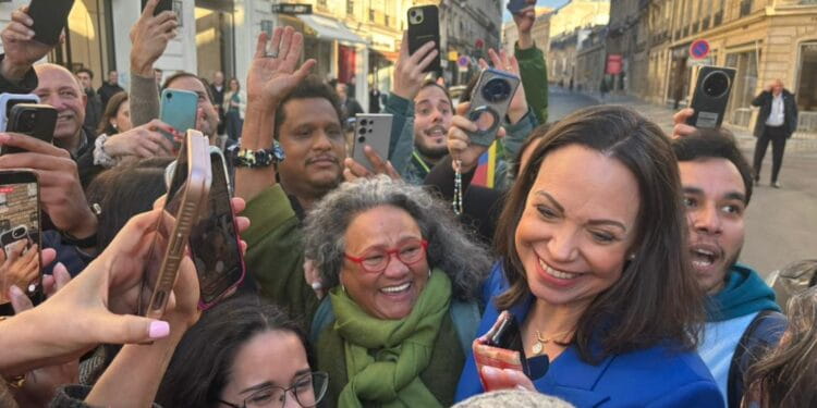 Liberté, égalité, fraternité: MCM las pidió para Venezuela en París 🗼