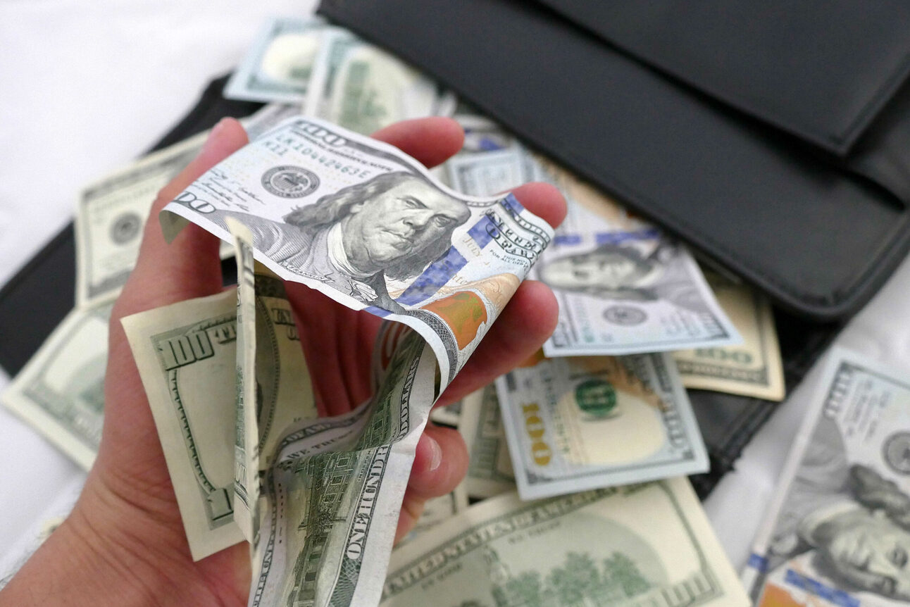 Gardeners Find Duffle Bag Filled With Money In The Inner Sunset