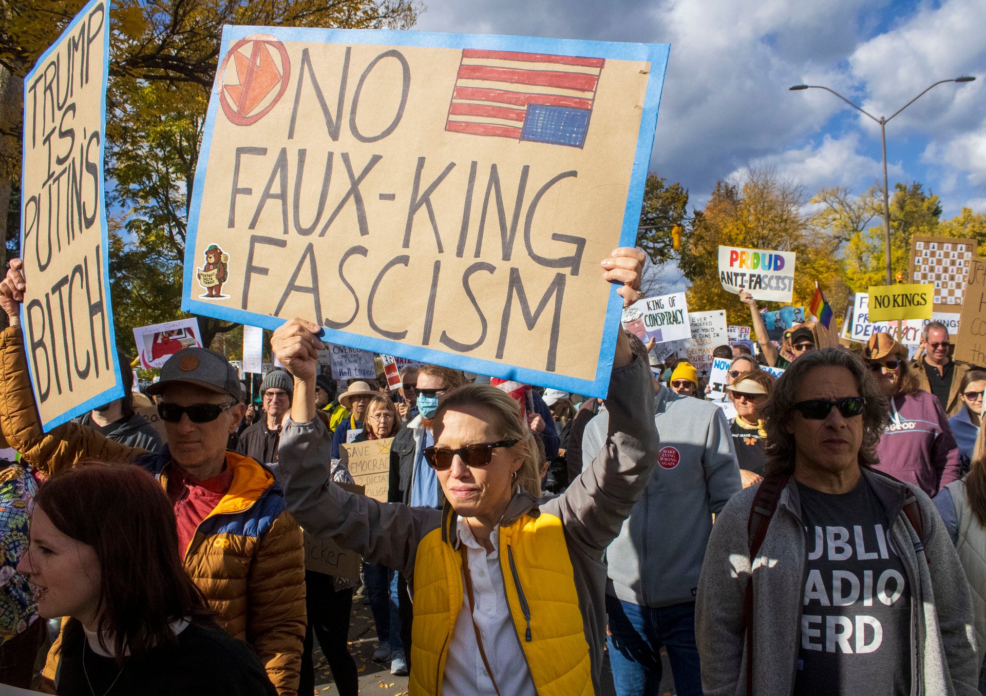 Residents turn out to protest federal overreach at No Kings rally 