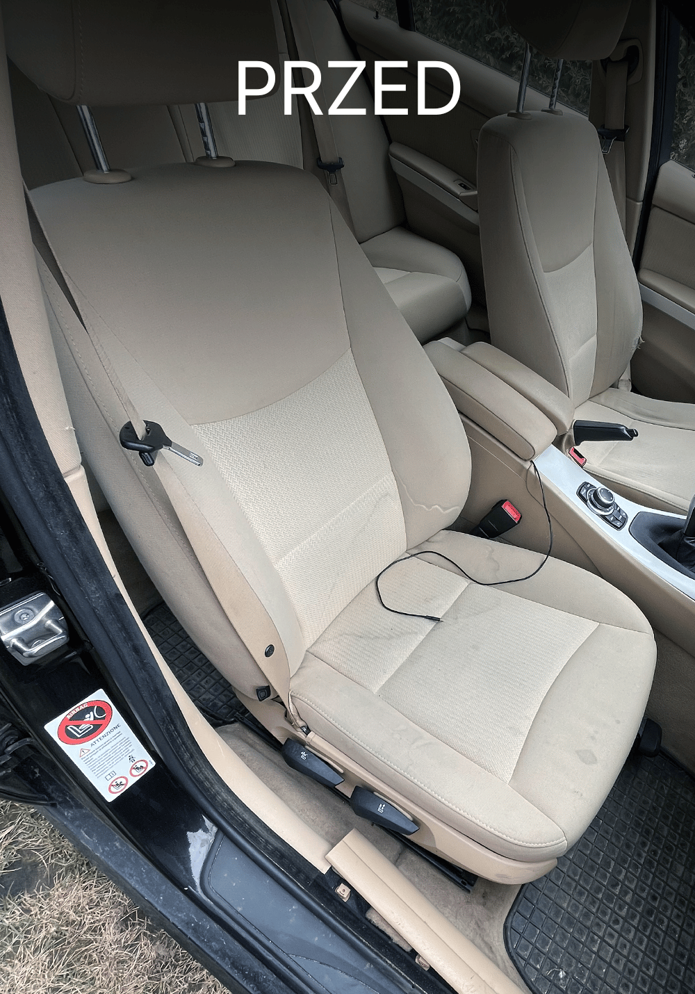 Zabrudzone siedzenie kierowcy w BMW przed czyszczeniem – widoczne plamy na jasnej tapicerce, zabrudzenia przy progach i matach podłogowych, Chełmno, kujawsko-pomorskie