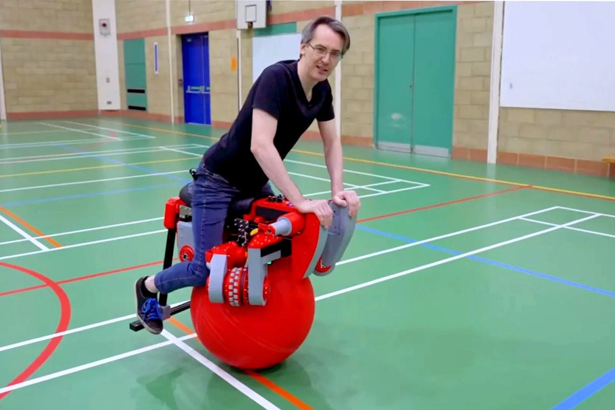 🔴 Crazy one-ball 'bike' gets movin'