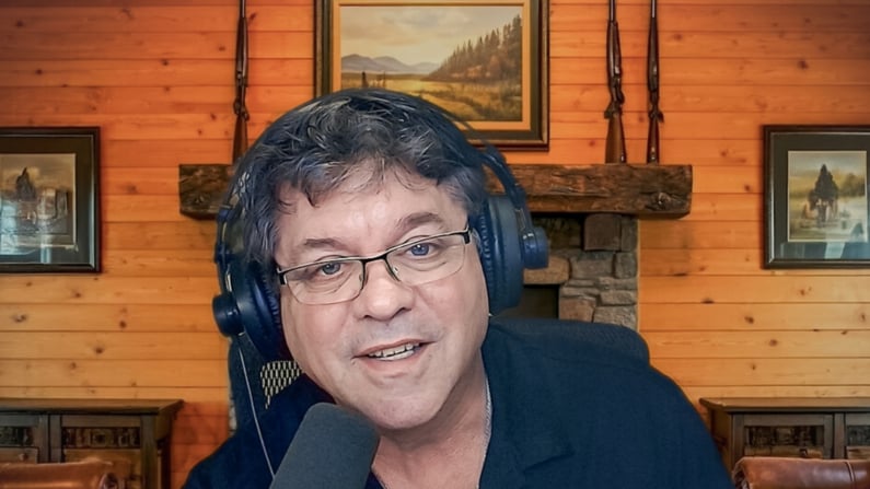 Apresentador de podcast processa IA por difamação — o resultado serve de alerta