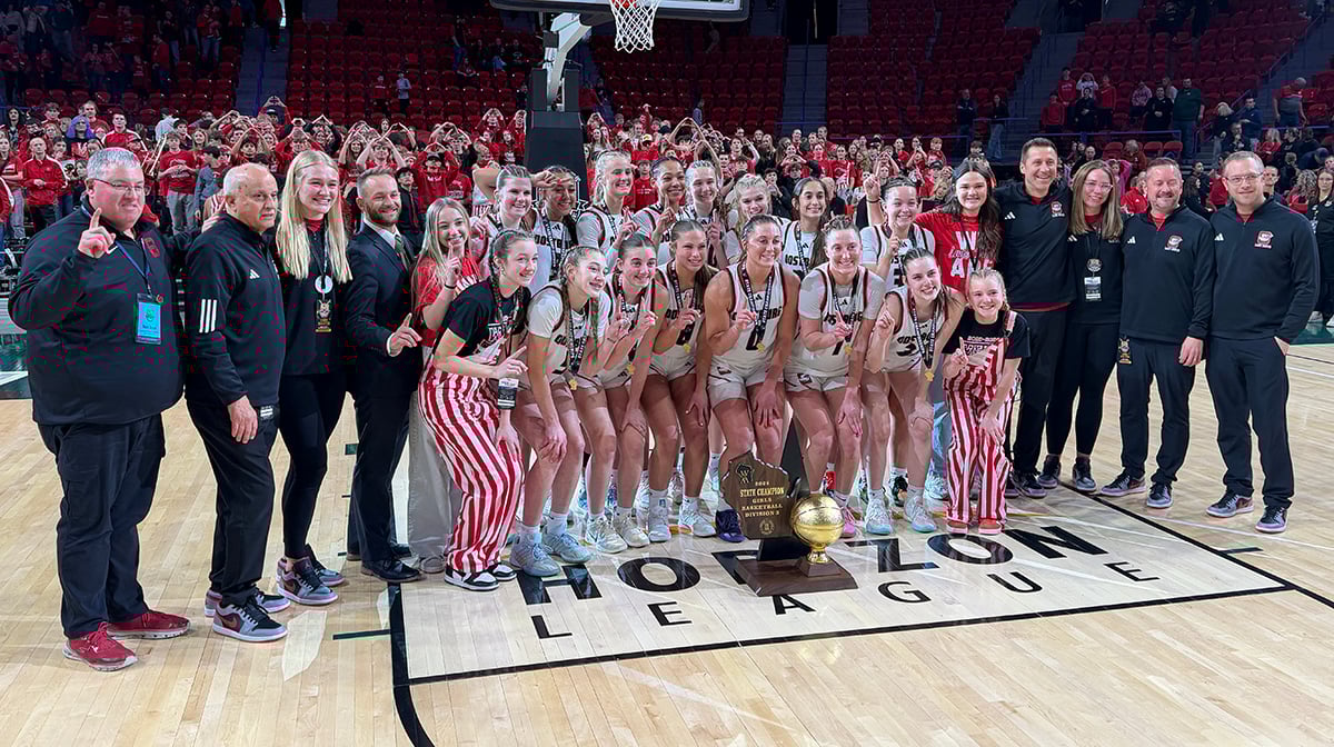 Oostburg completes undefeated season with win over Wisconsin Dells