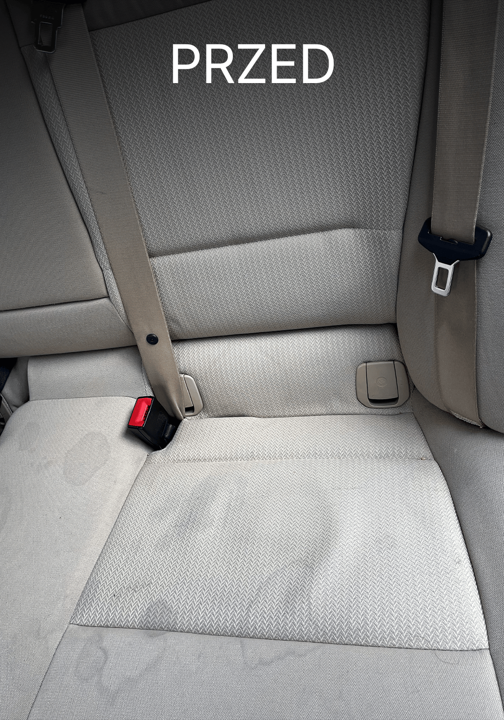 Zabrudzona tylna kanapa w BMW przed czyszczeniem – widoczne plamy na jasnej tapicerce i ślady użytkowania przy pasach bezpieczeństwa, Chełmno, kujawsko-pomorskie