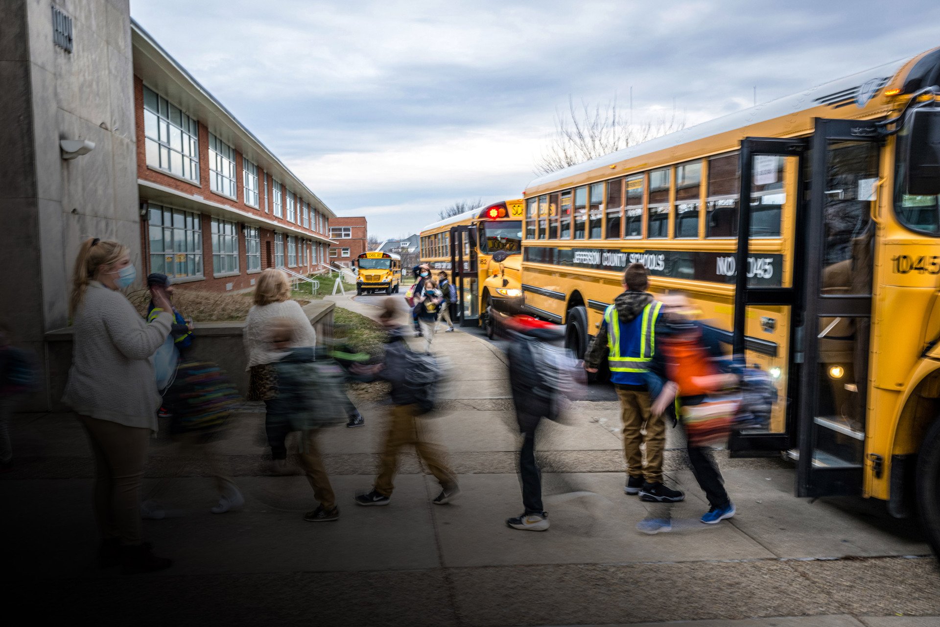 Suspensões em queda, violência em alta: como as políticas da era Obama alimentam a crise disciplinar nas escolas