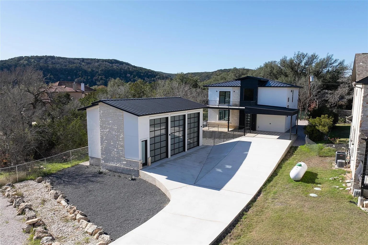 Modern Lake-Adjacent Home With Loft – Austin