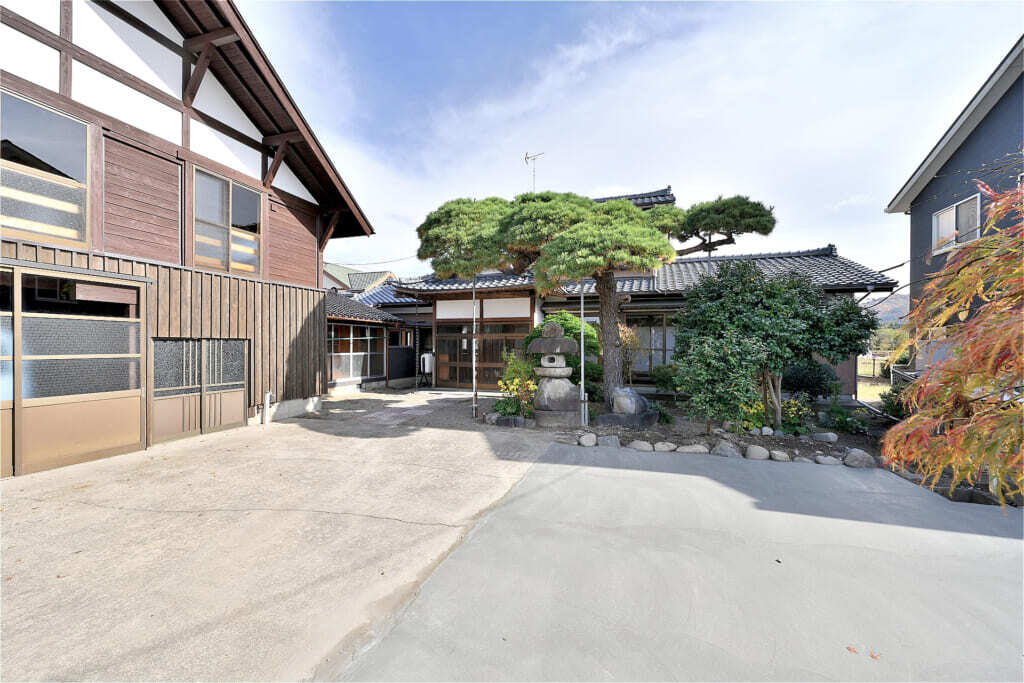 Japanese Home with Garden and Attached Log Cabin in Niigata