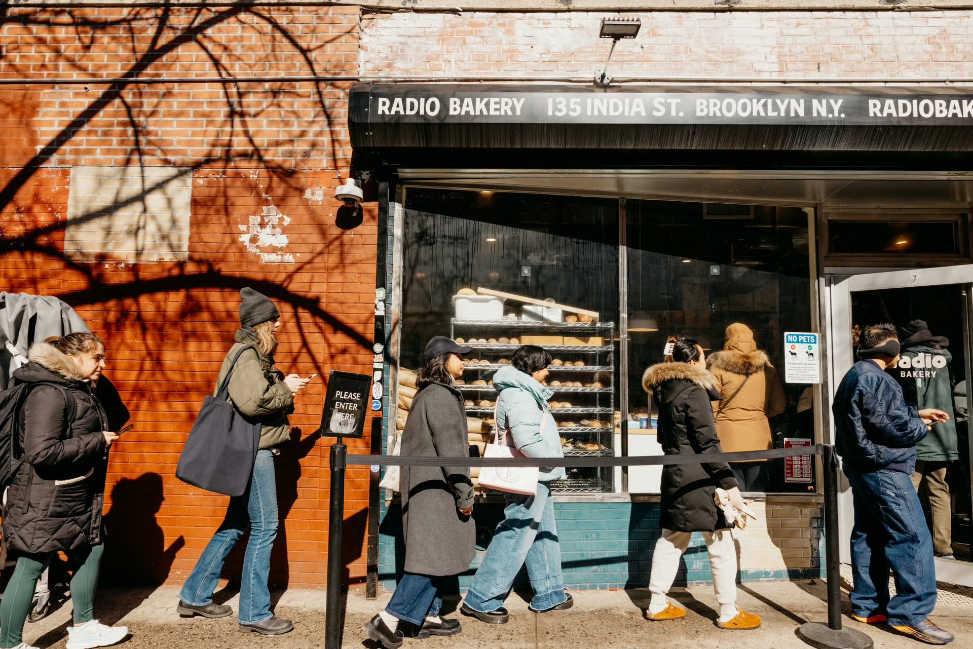 NEW YORK ISN’T EATING ANYMORE. IT’S PERFORMING. LINES, BRUNCH, AND SAFE MENUS ARE ALL SAYING THE SAME THING.