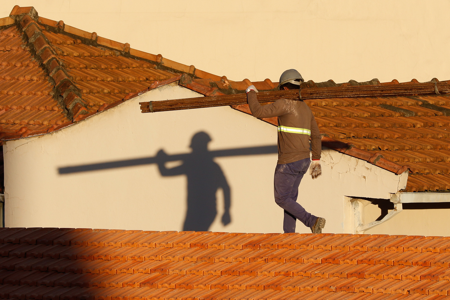 Faltam pedreiros no Brasil. Por que? 