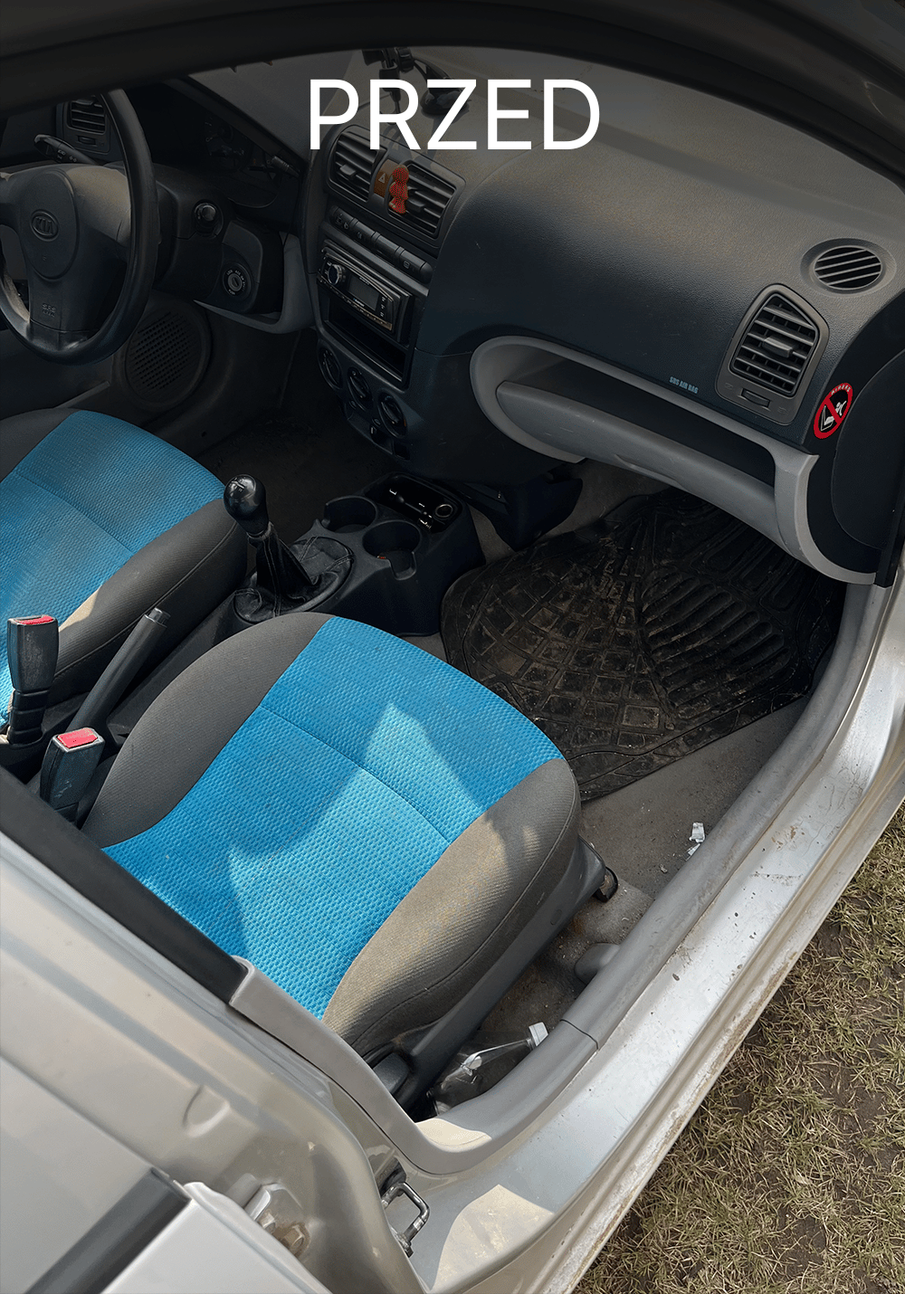 Zabrudzone wnętrze pasażera w Kia przed czyszczeniem – brudna mata podłogowa, kurz na kokpicie i zanieczyszczenia przy progach, Chełmno, kujawsko-pomorskie
