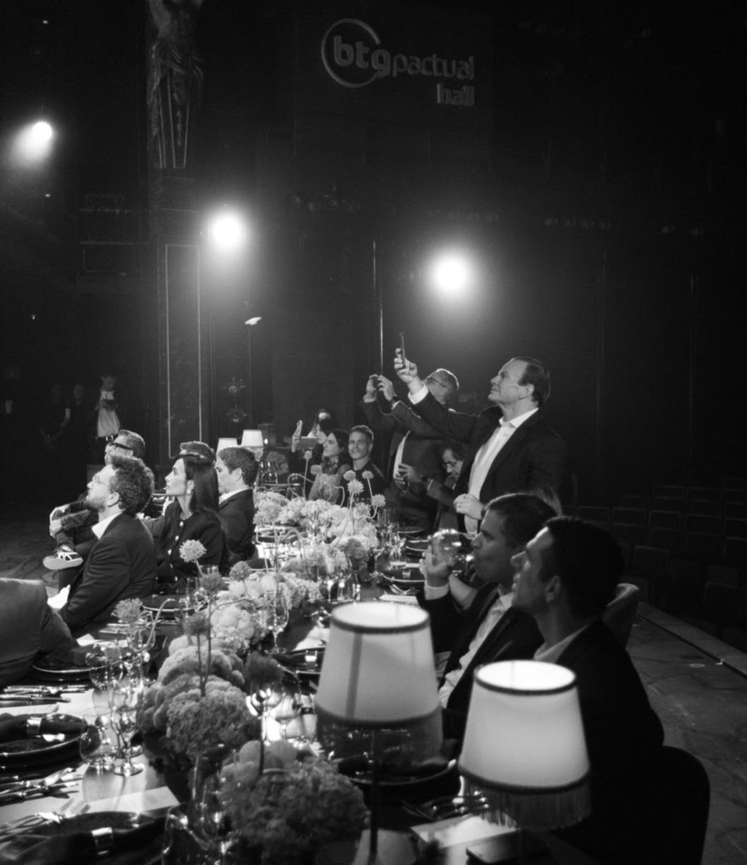 Jantar no palco com influenciadores marca reabertura do BTG Pactual Hall em São Paulo