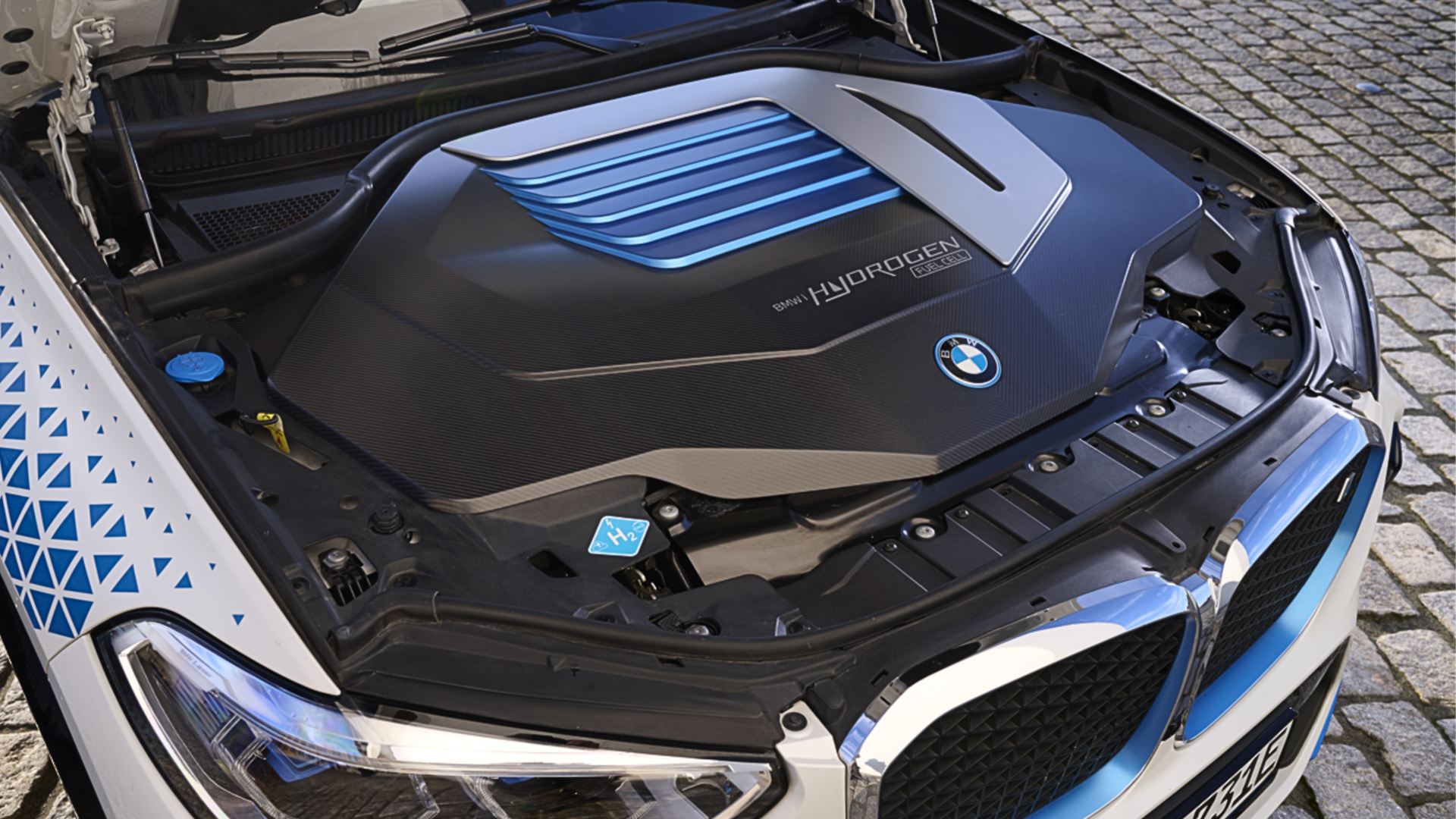 Not all automakers are giving up on hydrogen cars just yet