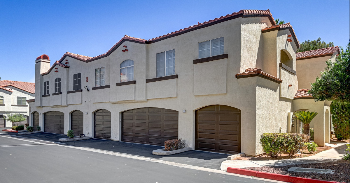 Bright and Breezy: Island Park Condo in Henderson’s Green Valley North