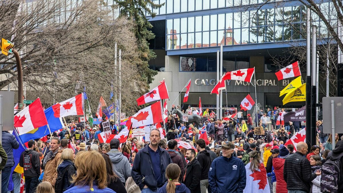 Calgary protesters end up at City Hall instead of popular 17th avenue after injunction and heavy police presence