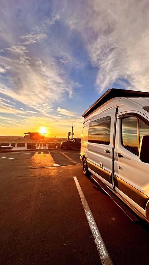 This Traveling Artist’s Van Is Nicer Than Most Apartments—Take a Look Inside