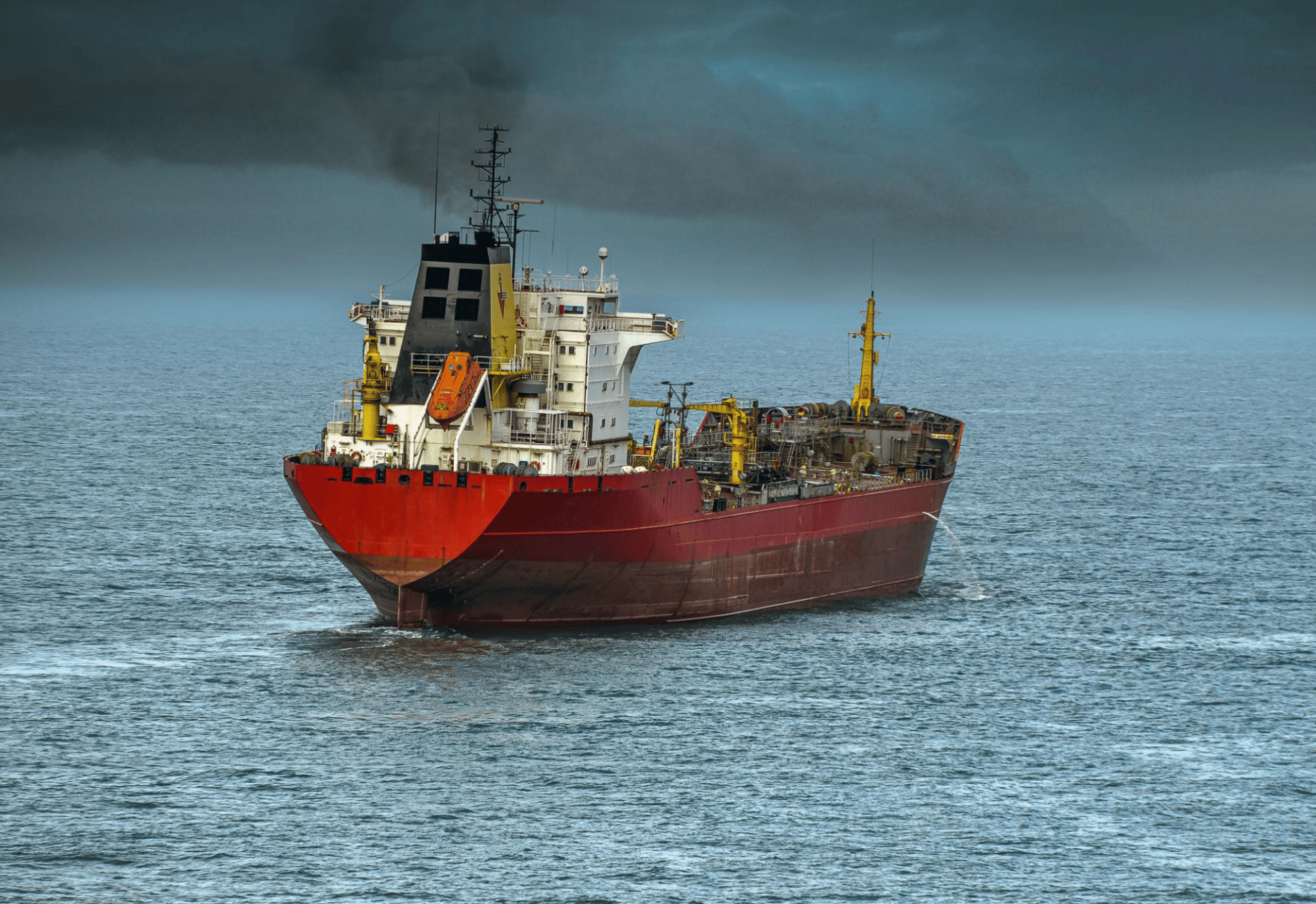 Oil Drops 5% as White House Signals New Iran Talks