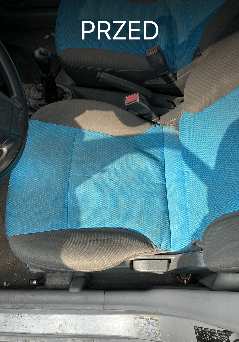 Zabrudzone siedzenie kierowcy w Kia przed czyszczeniem – widoczny kurz i plamy na tapicerce oraz zanieczyszczenia przy progach, Chełmno, kujawsko-pomorskie