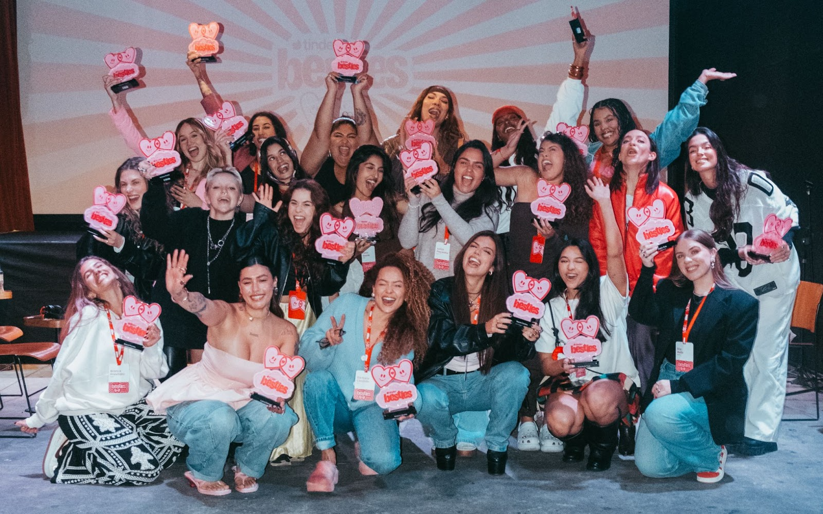 Tinder lança squad de influenciadoras “Bestis” e celebra o retorno de Valentina Bandeira