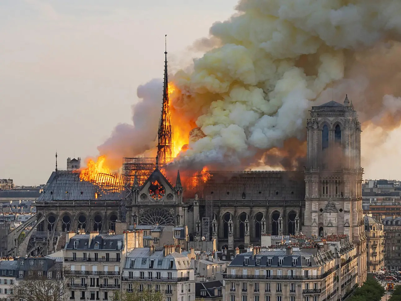 Igrejas queimam e a vida segue