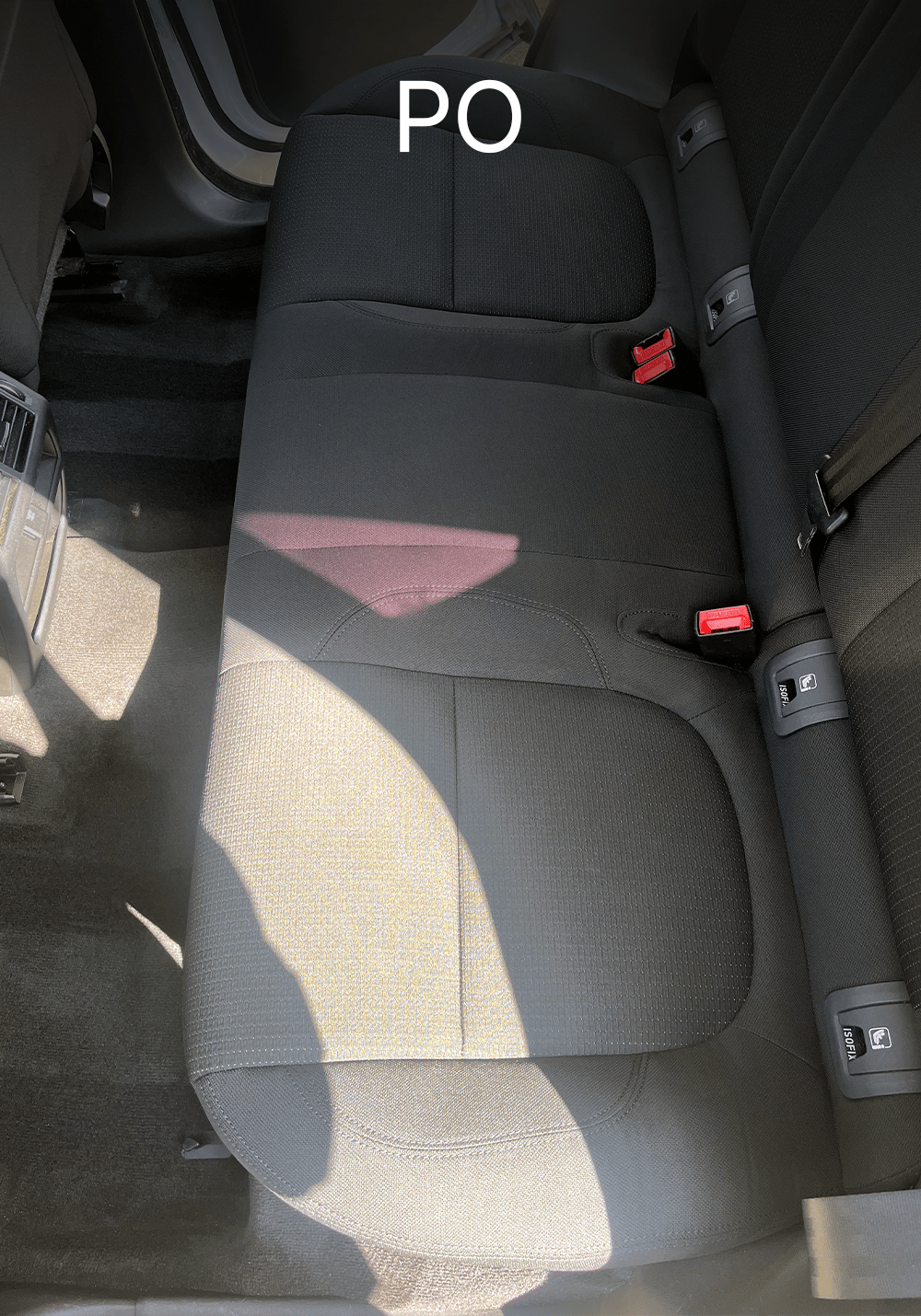 Czysta tylna kanapa w Jaguarze po detailingu – odświeżona tapicerka, usunięte zabrudzenia i odkurzona podłoga, Chełmno, kujawsko-pomorskie