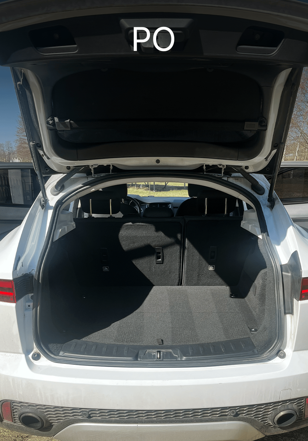 Czysty bagażnik w Jaguarze po detailingu – odkurzona przestrzeń ładunkowa, usunięte zabrudzenia i odświeżone wykończenie wnętrza, Chełmno, kujawsko-pomorskie