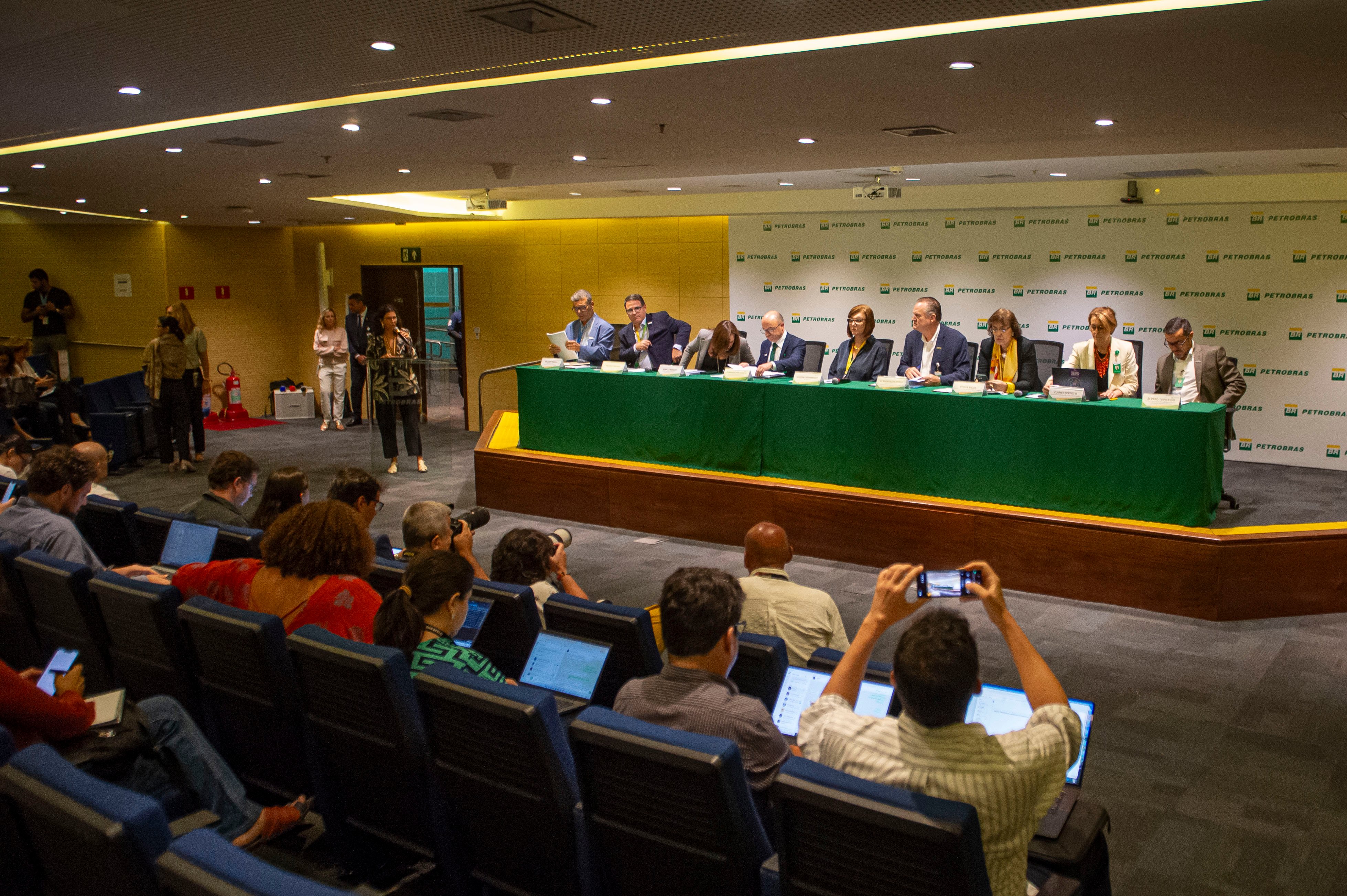 ⛽ Petrobras holds the line