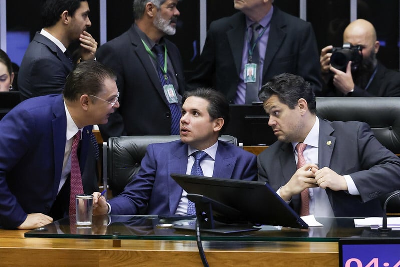 🏛️ Brasília gets back to business