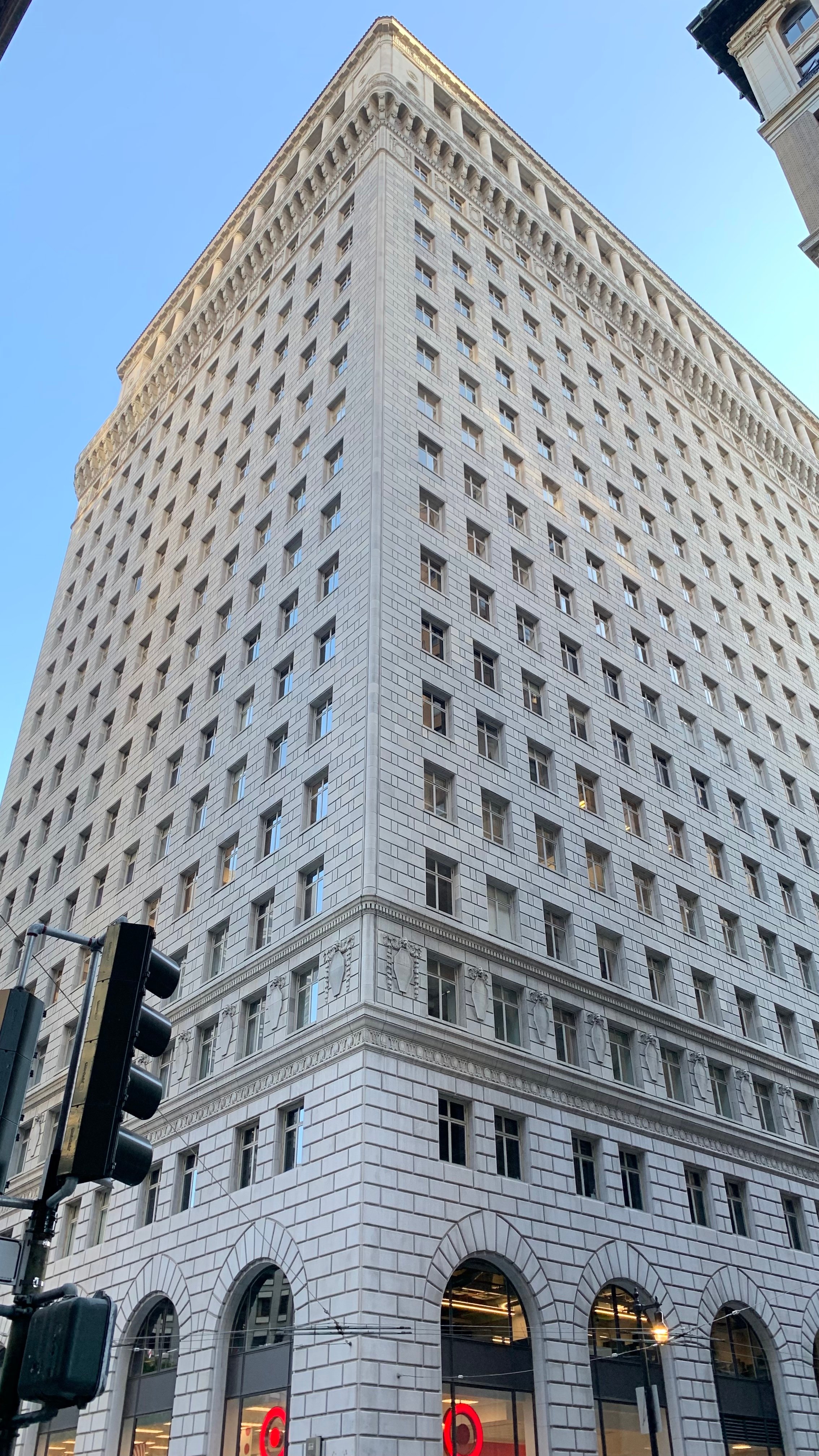 JLL markets $350M loan on 225 Bush St