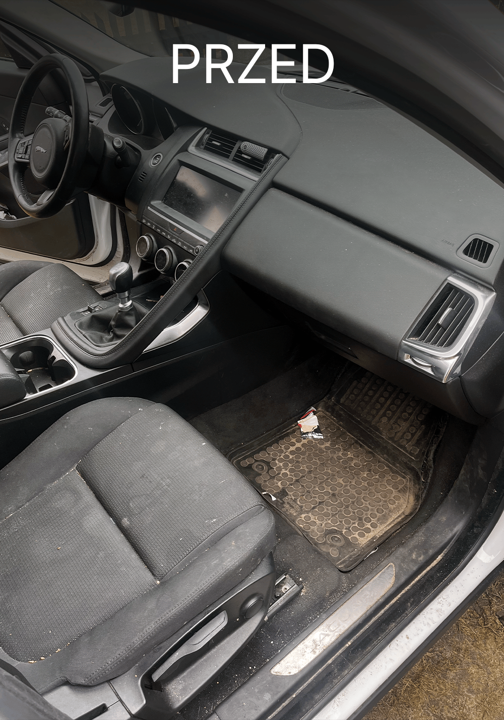 Zabrudzone wnętrze pasażera w Jaguarze przed czyszczeniem – kurz na desce rozdzielczej, brudna mata i zanieczyszczenia przy progach, Chełmno, kujawsko-pomorskie