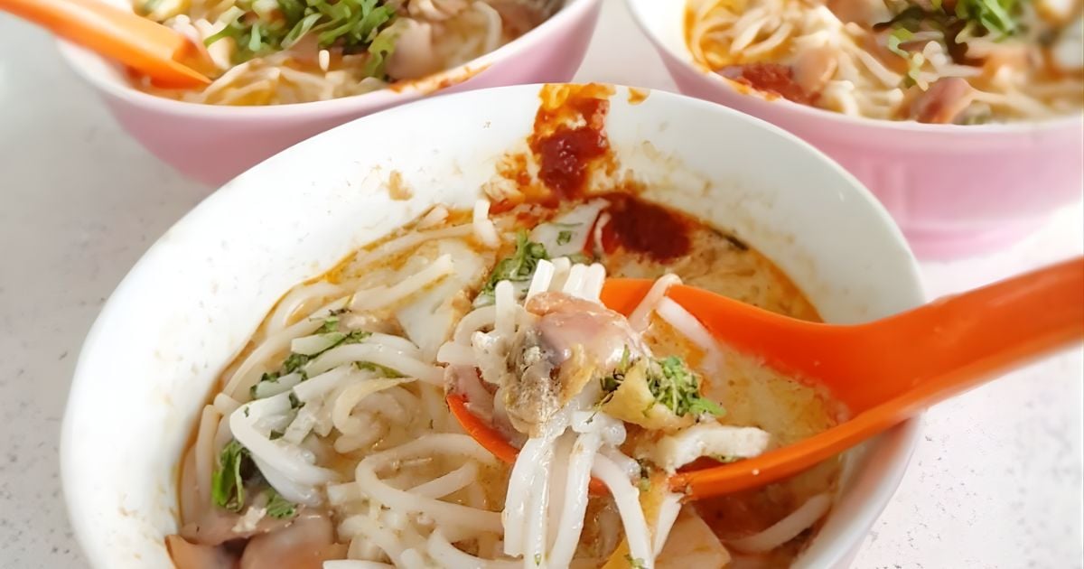 Sungei Road Laksa - Charcoal Laksa Eaten With Just a Spoon