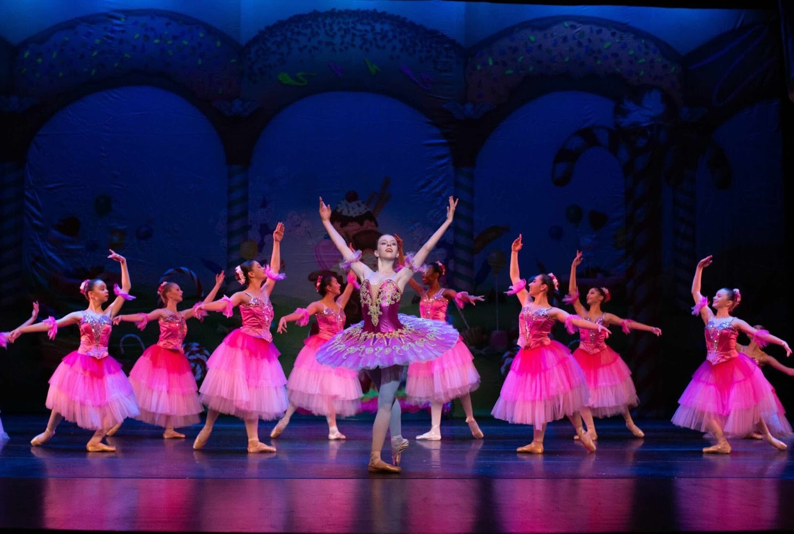 Naples This Week: Lights, Cirque & Holiday Shenanigans 🎄+ Pie Showdown & Holiday Habits