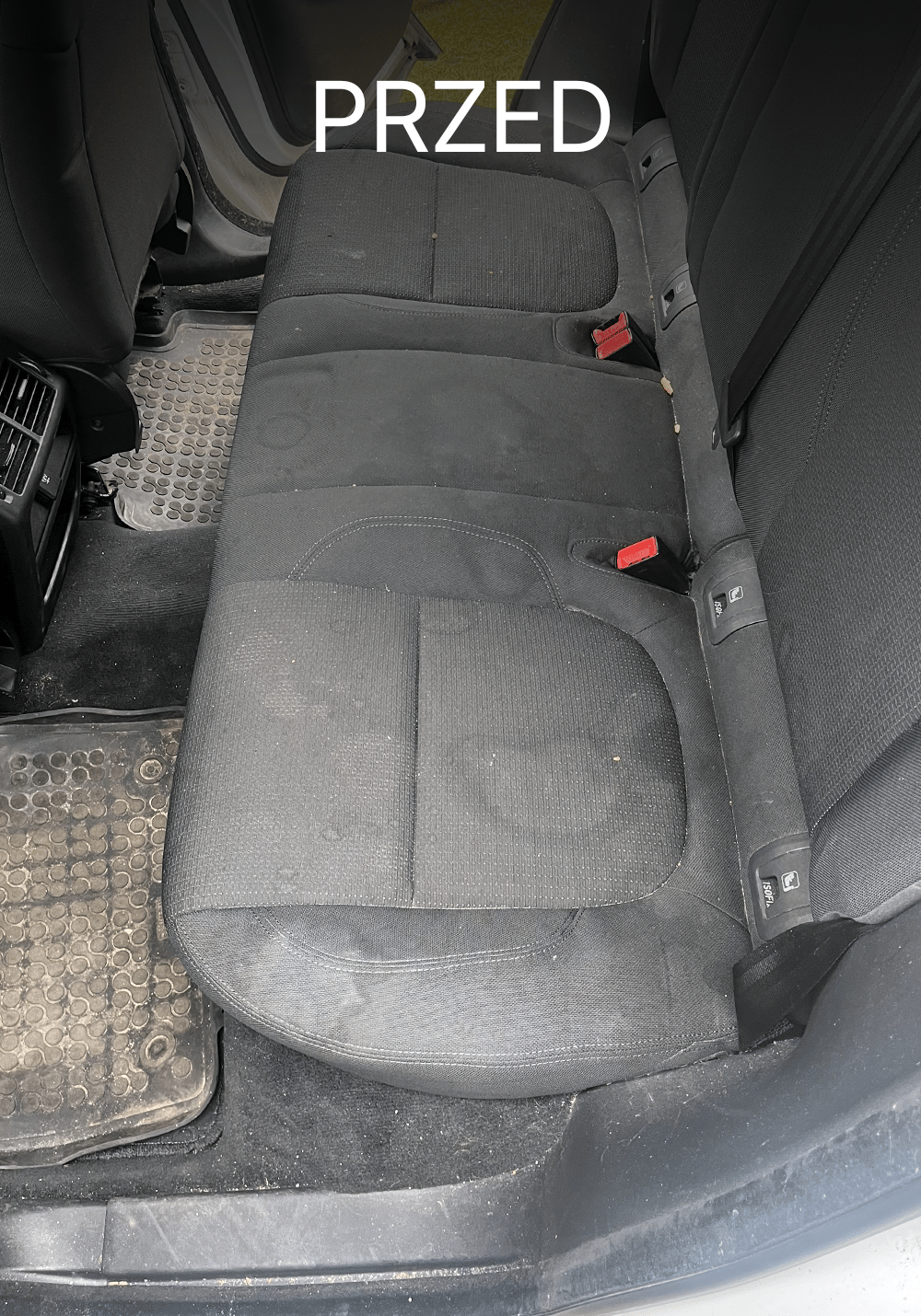 Zabrudzona tylna kanapa w Jaguarze przed czyszczeniem – widoczne plamy, okruchy i brudna podłoga z gumową matą, Chełmno, kujawsko-pomorskie