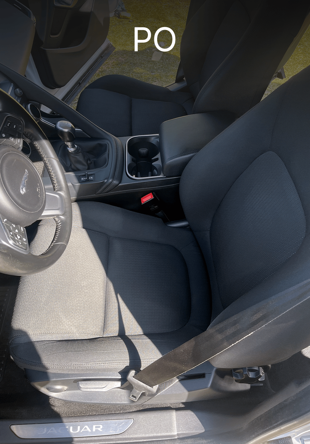 Czyste siedzenie kierowcy w Jaguarze po detailingu – odświeżona tapicerka, usunięte zabrudzenia i uporządkowana przestrzeń przy tunelu środkowym, Chełmno, kujawsko-pomorskie