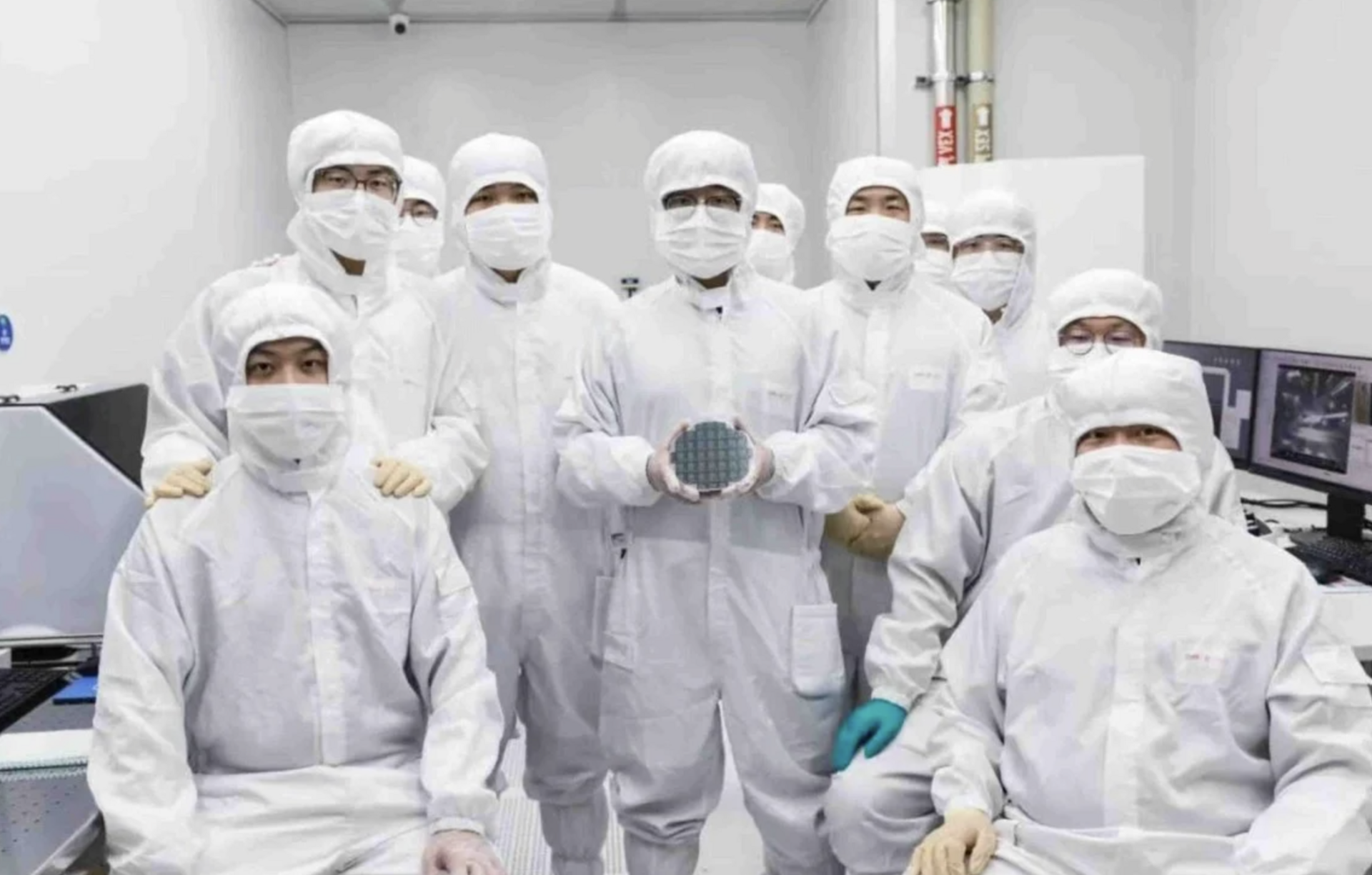 A new optical chip makes AI 100x faster