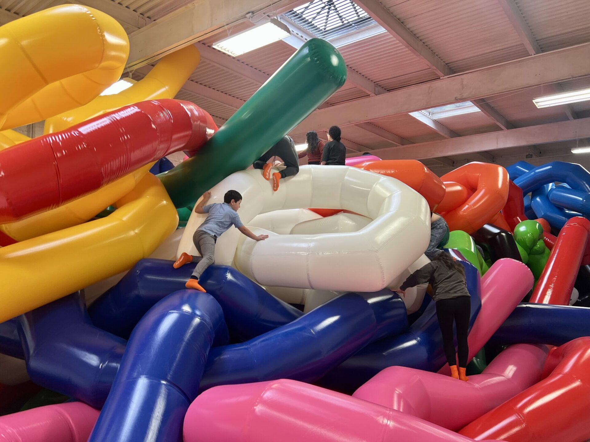 ‘Keff Joons’ Exhibit Playfully Teases Oversized Balloon Art