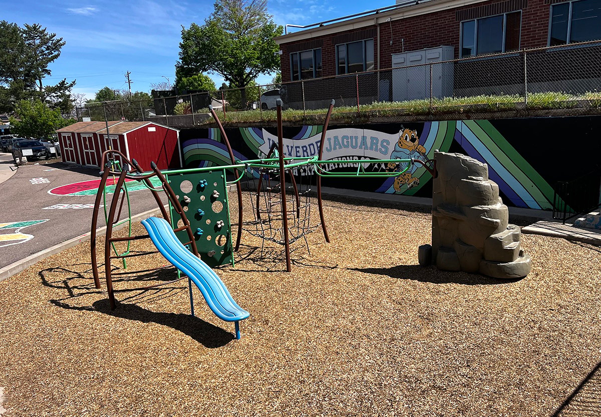 The elementary school next door: competition or coexistence?