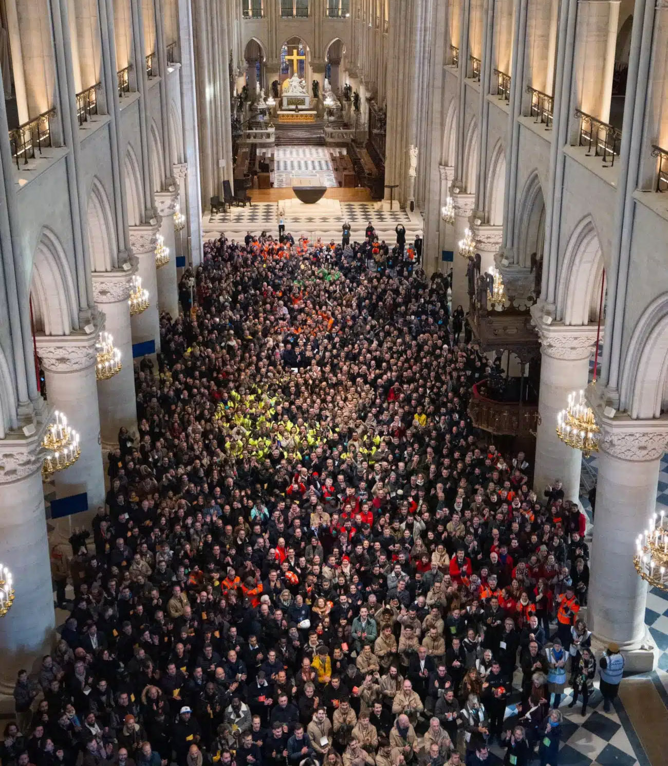 All 2,000 People Who Helped Rebuild Notre Dame Cathedral Pose For Photo