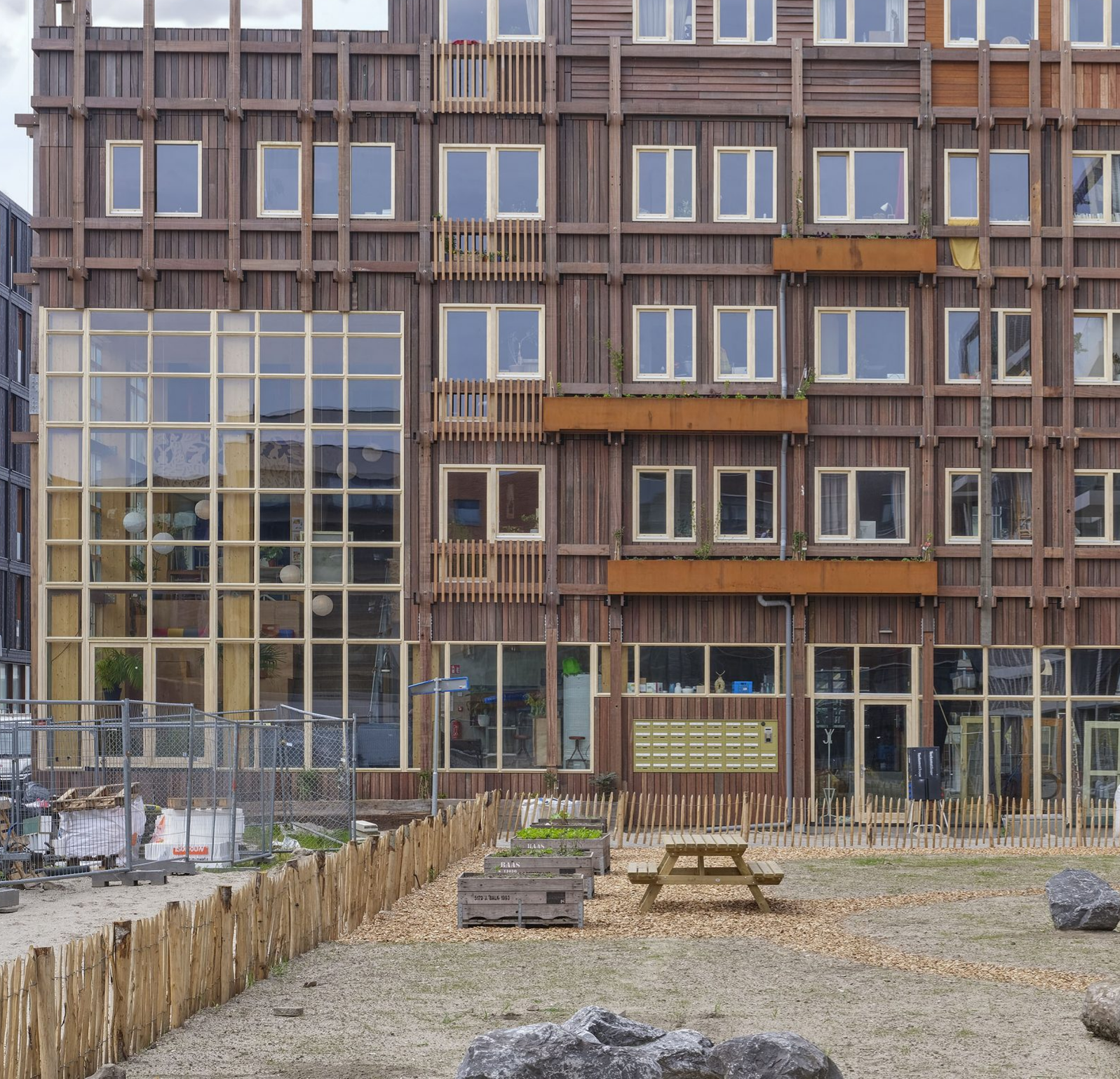 Information leverage in Architecture