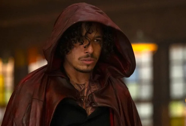 ¿Quién es el dueño de la capa de The Hood? Hablamos del misterioso personaje de Iron Heart.