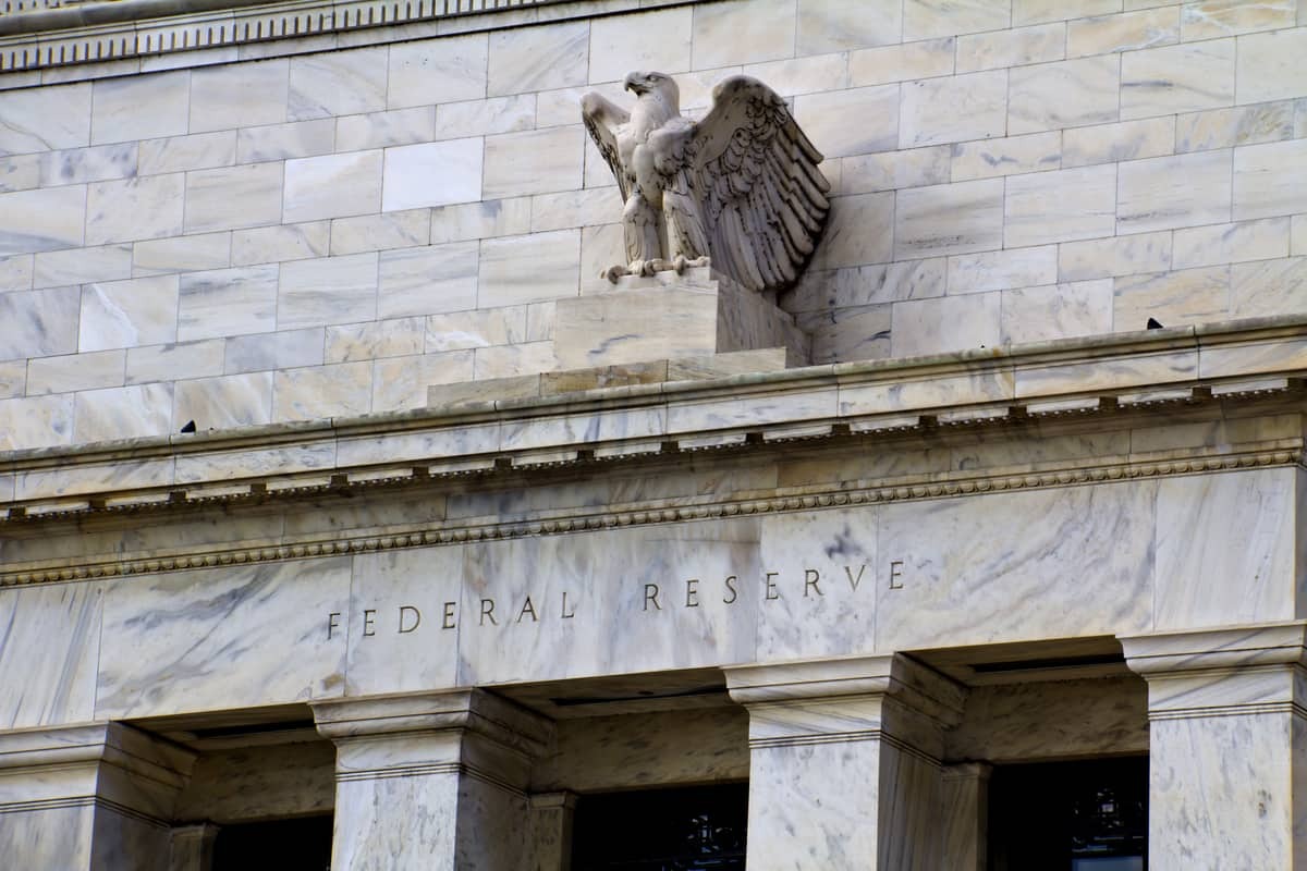 Fed minutes reveal officials to wait now – raise later