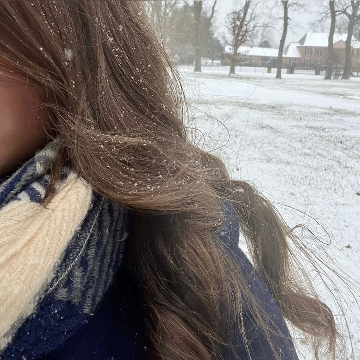 Winter Outfit Ideas for Hourglass Figures: Flattering Office, Casual & Date Night Looks