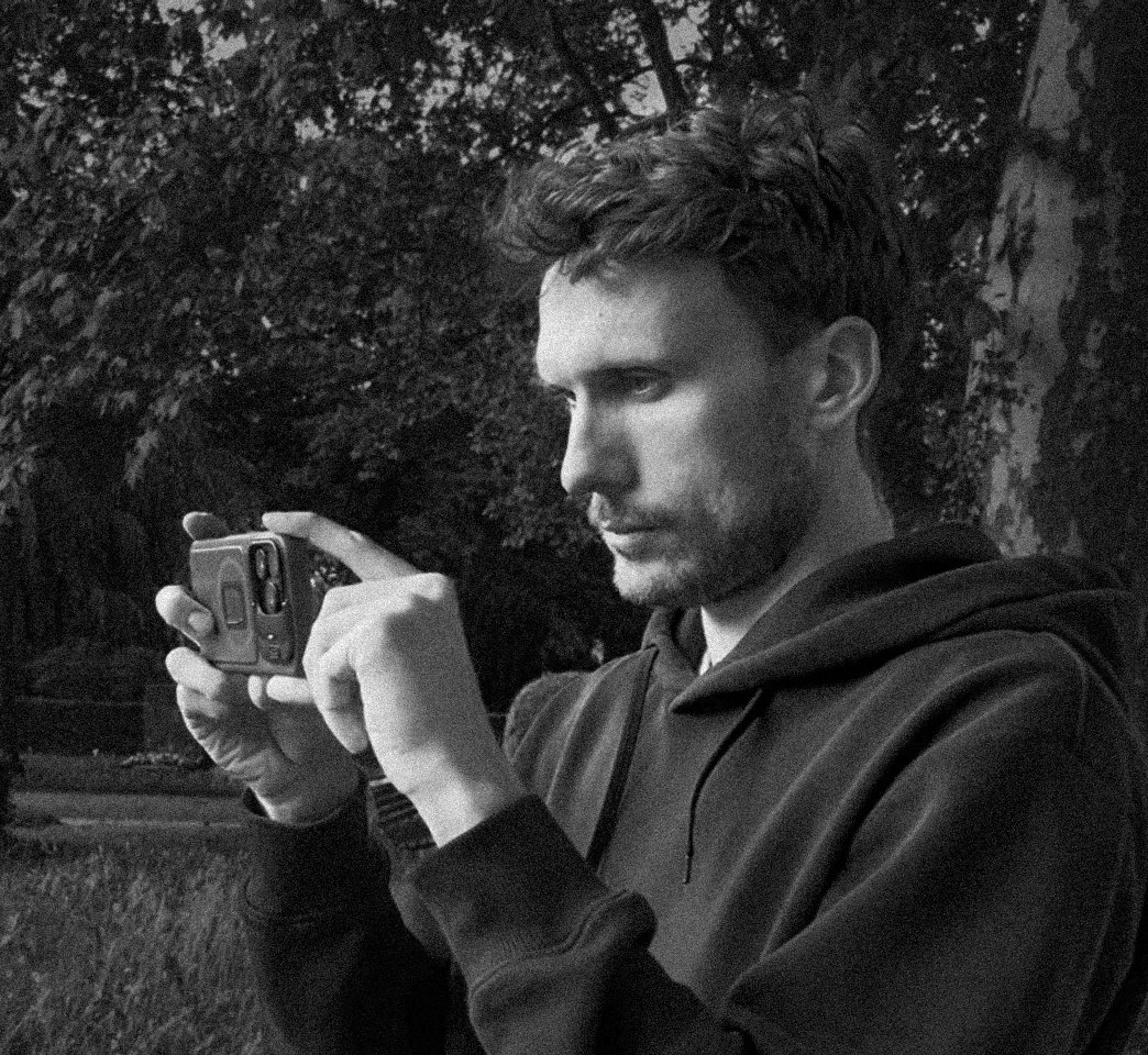 Stefan Grah with his iPhone filming for the Instagram channel Phoneframes