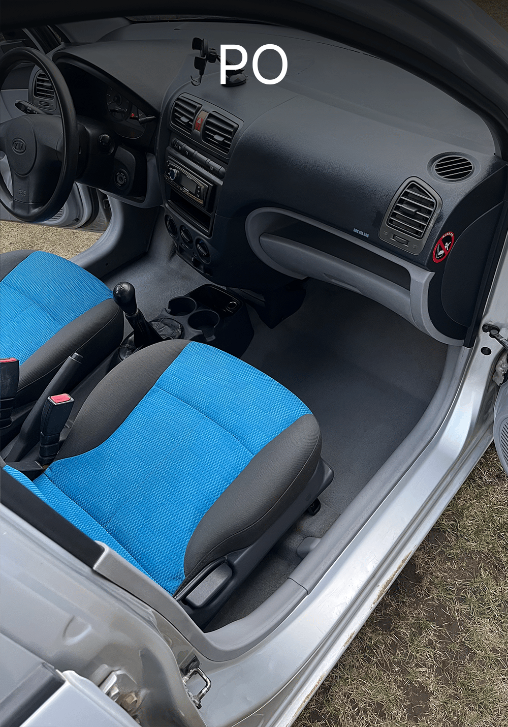 Czyste wnętrze pasażera w Kia po detailingu – odkurzona podłoga, wyczyszczony kokpit i odświeżone elementy wnętrza, Chełmno, kujawsko-pomorskie