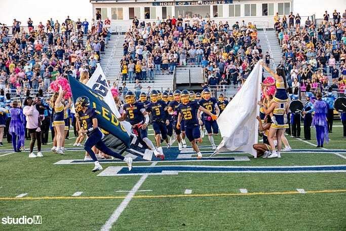 🏈 Grand Ledge Football Dominates Everett in Emphatic Victory