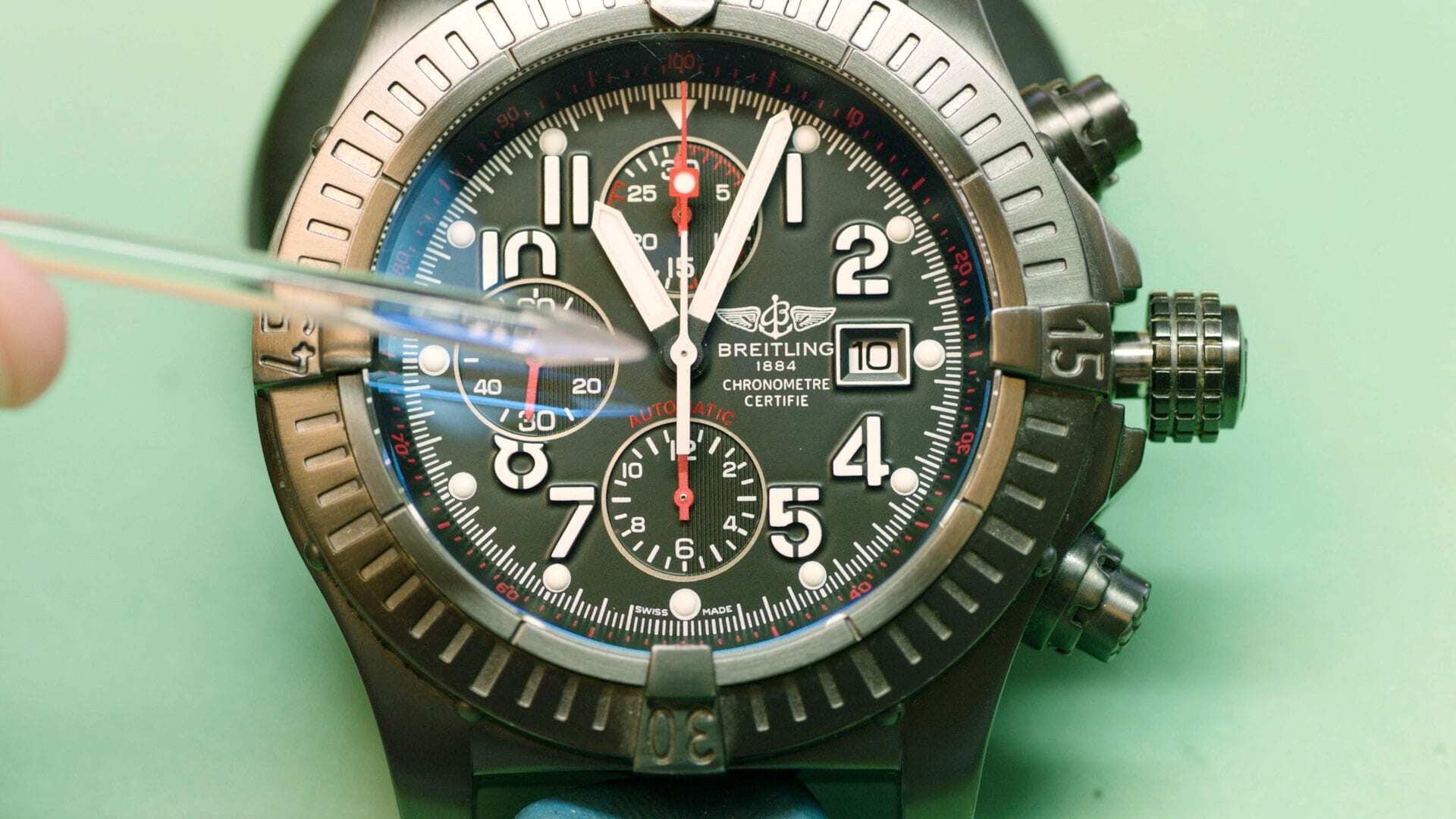 [VIDEO] Real vs. Fake: Breitling Super Avenger
