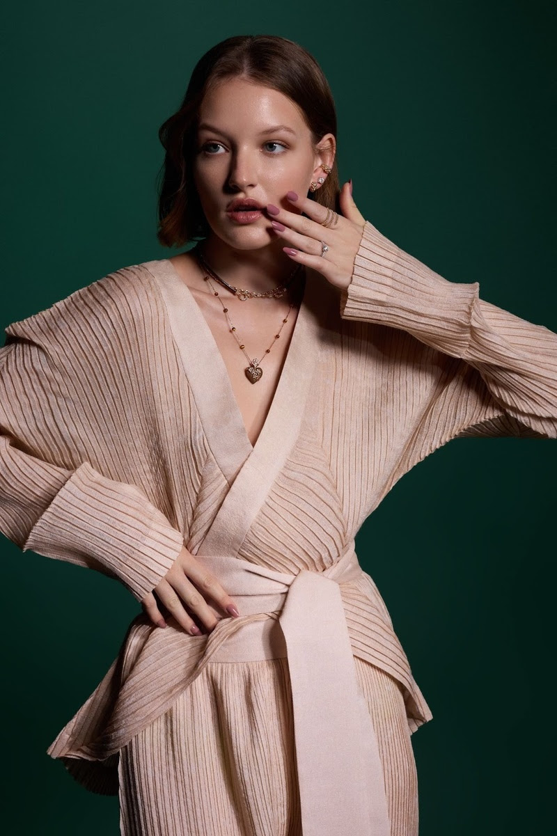 Carla Amorim lança coleção Sagrado 2026 e reinventa colar de Água Benta com madeira amazônica