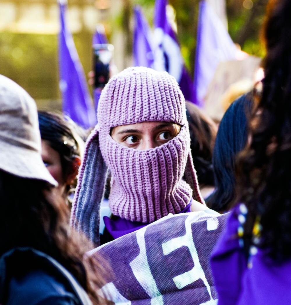 Más allá del “girlboss”: la femósfera y la promesa fallida del empoderamiento femenino