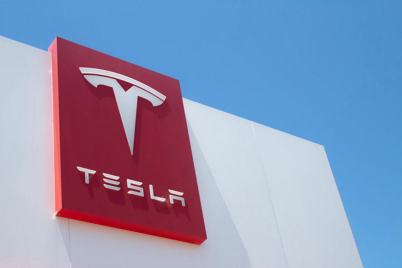 🟩 Tesla invests $8B, doubles down on robotics