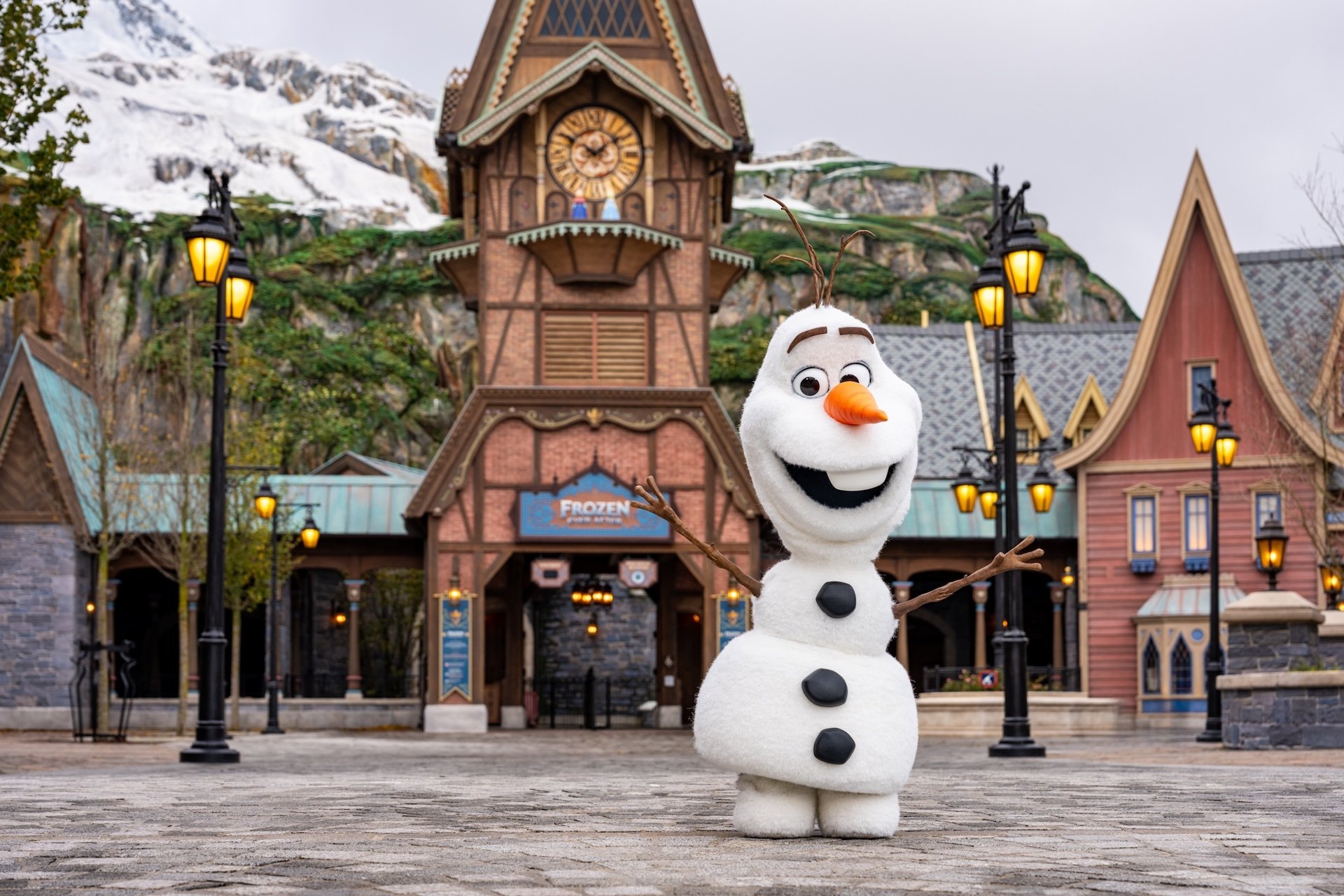 Robot Olaf Walks While Orlando Waits Its Turn